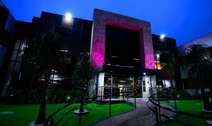 Câmara de Maringá ilumina prédio de rosa em apoio à campanha de prevenção ao câncer de mama