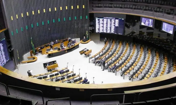 Câmara dos Deputados pode votar propostas para combater o feminicídio e regular preço dos combustíveis