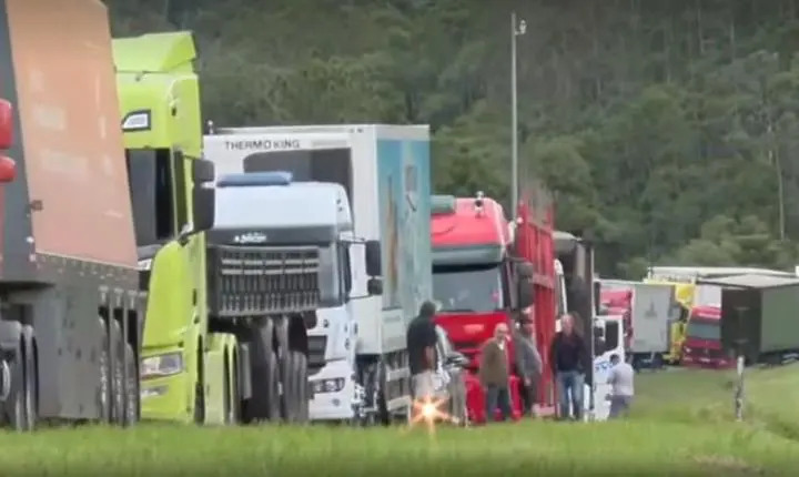 Caminhão com ácido fluorídrico tomba e bloqueia BR-116 na Grande Curitiba