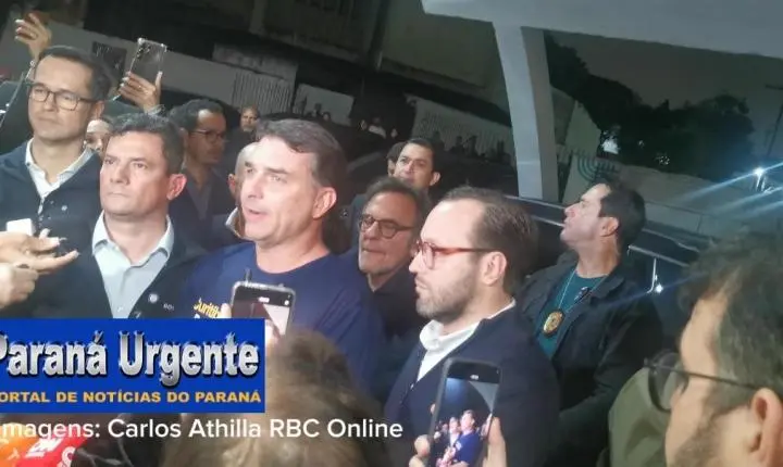 Coletiva de Flávio Bolsonaro em Curitiba 