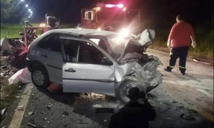 Colisão frontal mata quatro pessoas na PR-463, em Colorado