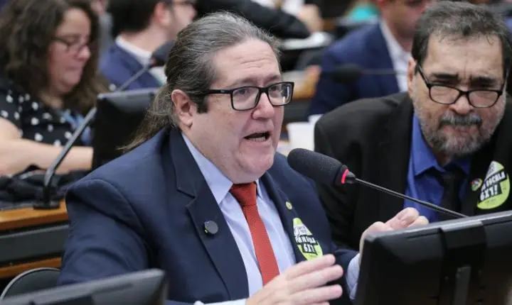 Comissão da Câmara avança com projeto para garantir grêmios estudantis e a participação política
