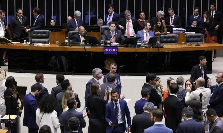 Veto de Lula ao projeto de lei da dosimetria será votado pelo Congresso no dia 30 de abril