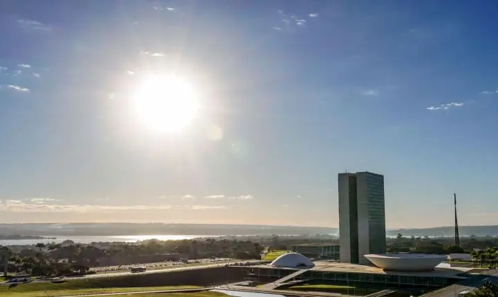 Congresso avalia o fim da escala 6x1 e a taxa das blusinhas nesta semana