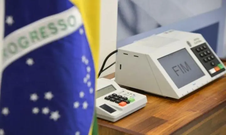 Contabilização de votos é pausada pelo TSE após decisão sobre horário