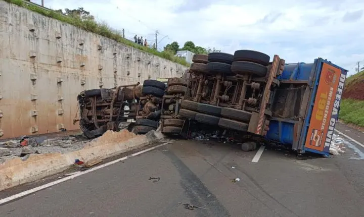 Contorno norte de Maringá totalmente fechado após tombamento de caminhão da prefeitura