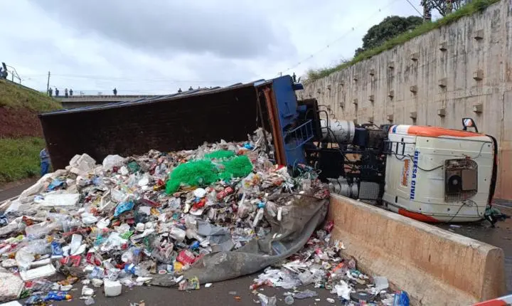 Contorno norte de Maringá totalmente fechado após tombamento de caminhão da prefeitura