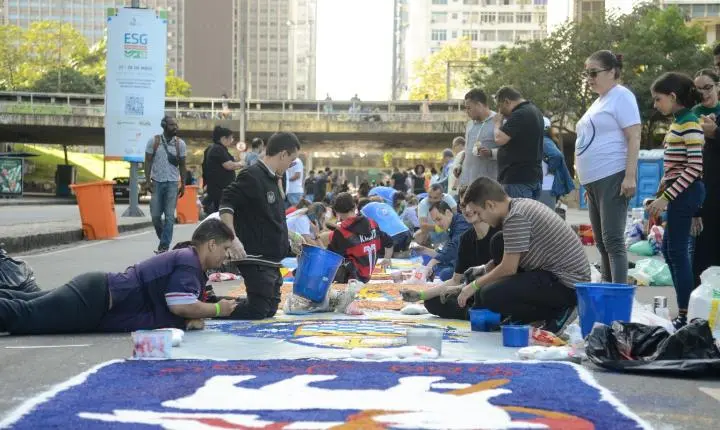 Celebrações de Corpus Christi no Rio de Janeiro incluem missas, procissão e tapetes artísticos