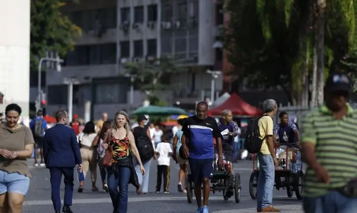 Ritmo de crescimento populacional cai para 0,37% em 2026, aponta IBGE