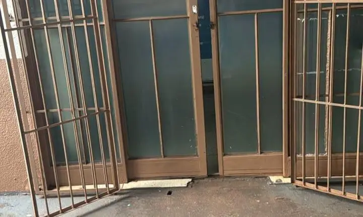 Criminosos invadem UBS na Vila do Roque, furtam veículo e destroem quase MIL doses de vacinas em Barbosa Ferraz