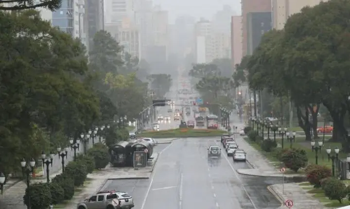 Curitiba amanhece com chuva fraca e temperaturas amenas nesta segunda-feira (04). 