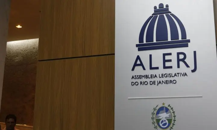 Deputados do Rio de Janeiro aprovam tornozeleira rosa para agressores de mulheres