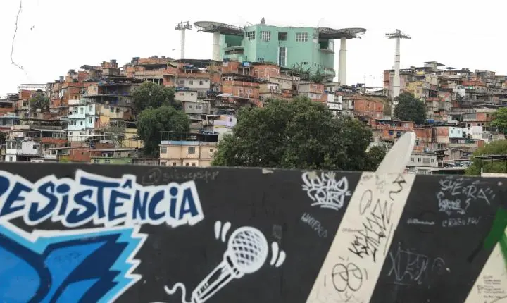 Moradores de periferias cobram foco em educação e saúde nas eleições no Rio