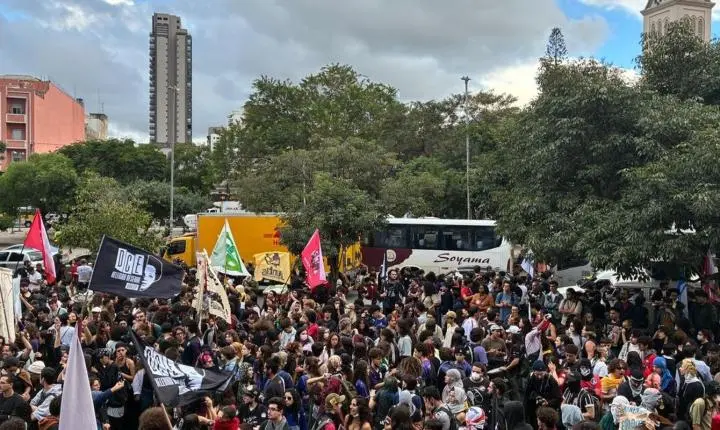 Estudantes de São Paulo protestam contra políticas educacionais em ato na capital