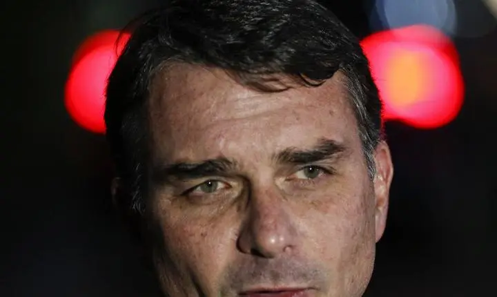 Flávio Bolsonaro confirma contato e cobrança de patrocínio a Daniel Vorcaro, negando ilegalidade