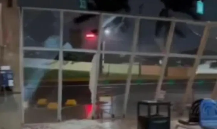 Forte temporal em Londrina causa estragos e destrói vidros da rodoviária nesta manhã