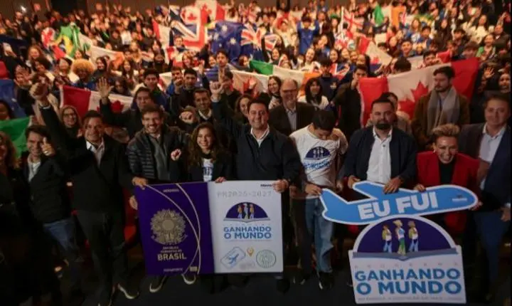 Governador Ratinho Junior celebra sucesso do Ganhando o Mundo em encontro com intercambistas em Londrina