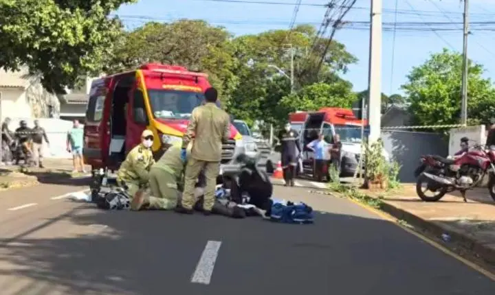 Grave acidente em Maringá entre moto e caminhonete trava o trânsito na Rua Arlindo Planas