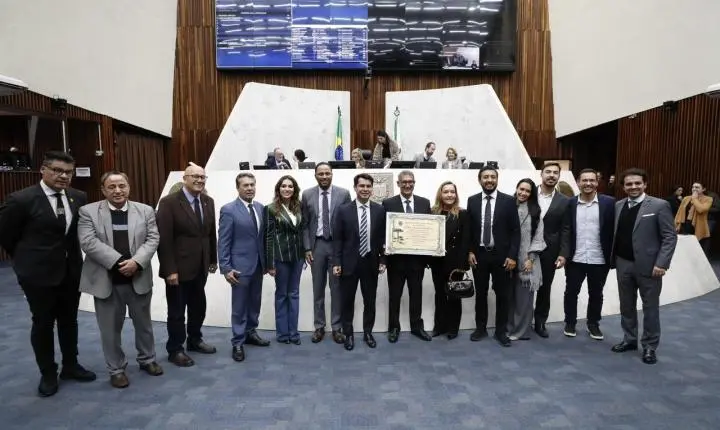 Henrique Pinto recebe Título de Cidadão Benemérito do Paraná por trajetória de contribuição ao desenvolvimento do Estado