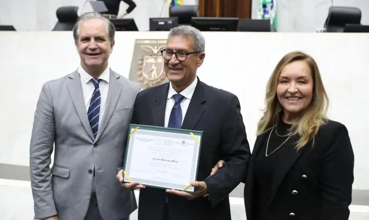 Henrique Pinto recebe Título de Cidadão Benemérito do Paraná por trajetória de contribuição ao desenvolvimento do Estado