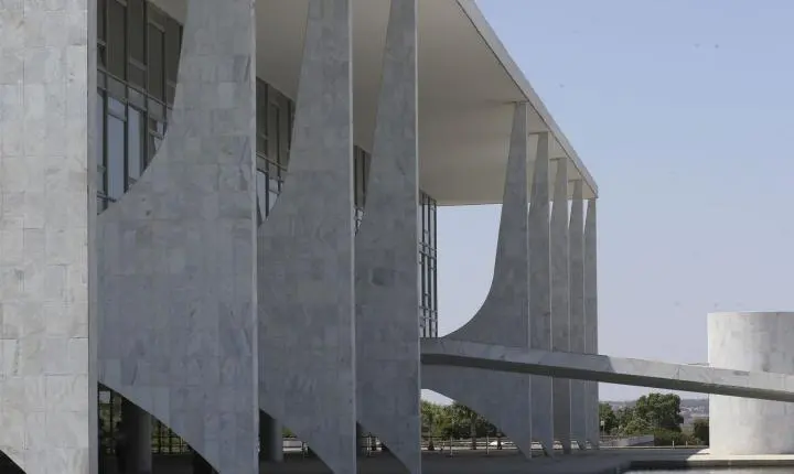 Lula sanciona fim da taxa das blusinhas para compras de até US$ 50