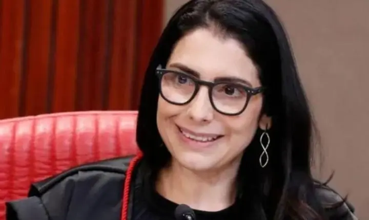 Ministra do TSE que proibiu púlpito vazio já declarou voto em Lula em vídeo que viralizou