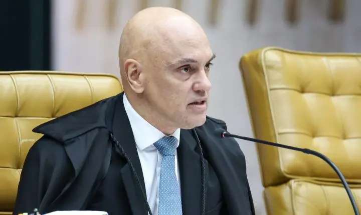 Alexandre de Moraes suspende visitas de Flávio Bolsonaro a Jair Bolsonaro em prisão domiciliar