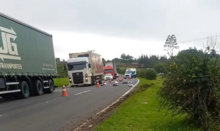 Motociclista morre após colisão e atropelamento em acidente na PR-151 em Carambeí