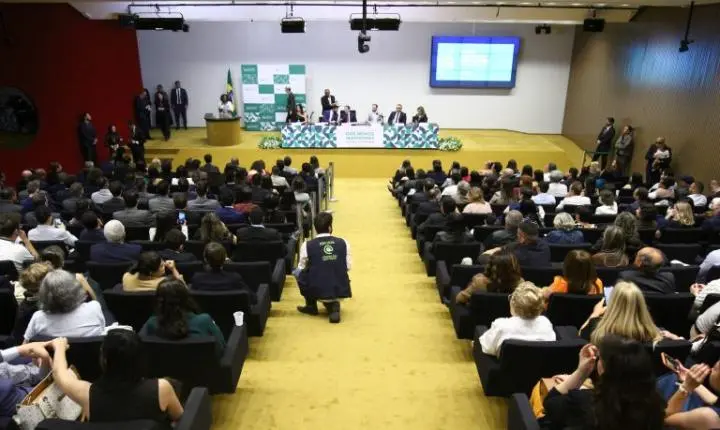 Hugo Motta defende modernização do Estado durante posse de novos servidores na Câmara dos Deputados