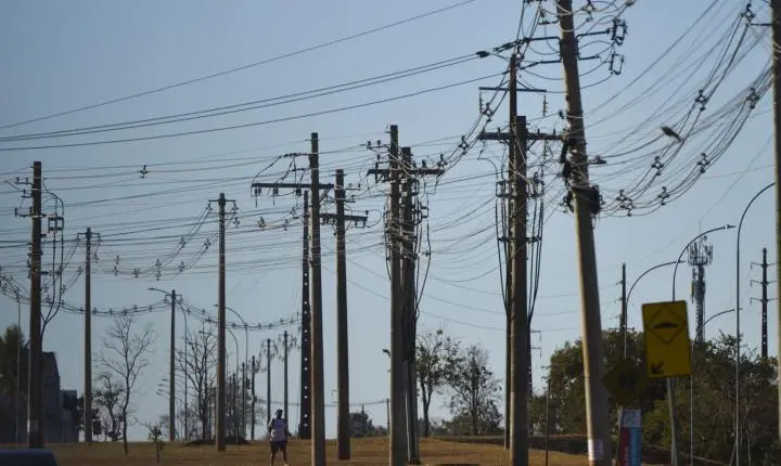 Acidentes com a rede elétrica aumentam no Brasil em 2025, revela balanço da Abradee