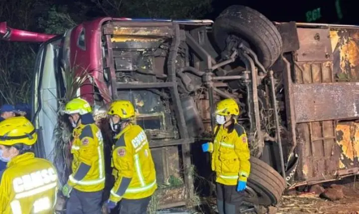 Ônibus que seguia de Gramado (RS) em direção ao Paraguai sai da pista na SC-492 e deixa três mortos no oeste catarinense