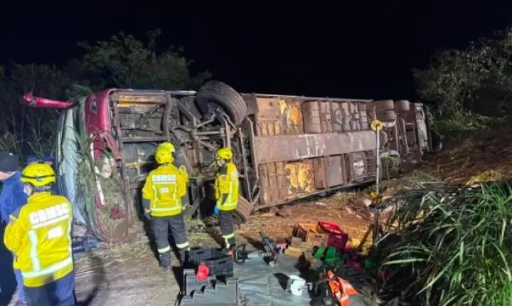Ônibus que seguia de Gramado (RS) em direção ao Paraguai sai da pista na SC-492 e deixa três mortos no oeste catarinense