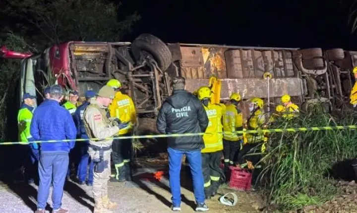Ônibus que seguia de Gramado (RS) em direção ao Paraguai sai da pista na SC-492 e deixa três mortos no oeste catarinense