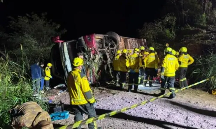 Ônibus que seguia de Gramado (RS) em direção ao Paraguai sai da pista na SC-492 e deixa três mortos no oeste catarinense
