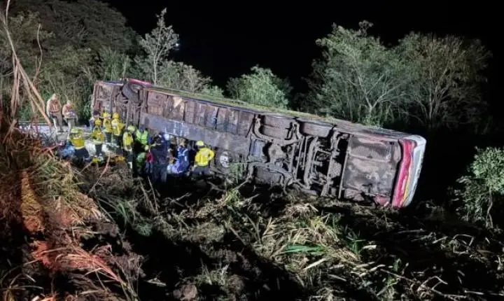 Ônibus que seguia de Gramado (RS) em direção ao Paraguai sai da pista na SC-492 e deixa três mortos no oeste catarinense
