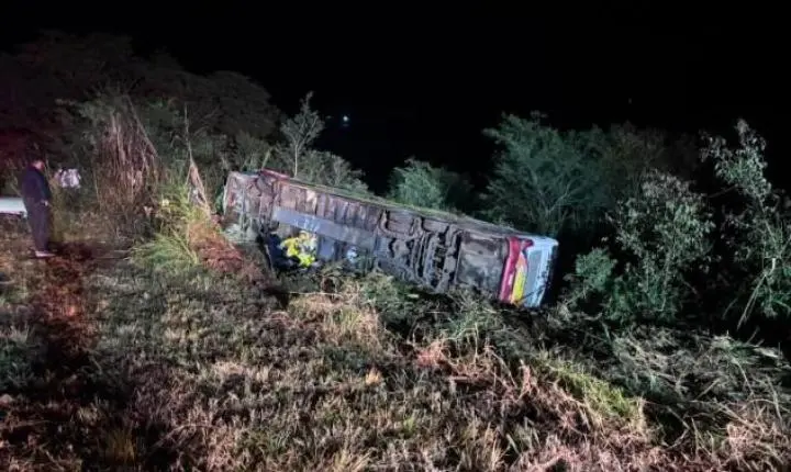 Ônibus que seguia de Gramado (RS) em direção ao Paraguai sai da pista na SC-492 e deixa três mortos no oeste catarinense