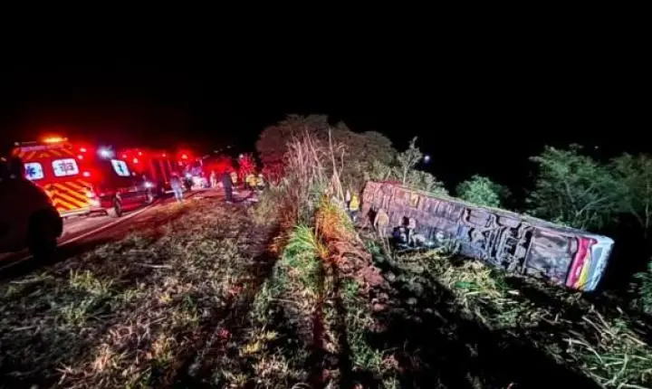 Ônibus que seguia de Gramado (RS) em direção ao Paraguai sai da pista na SC-492 e deixa três mortos no oeste catarinense