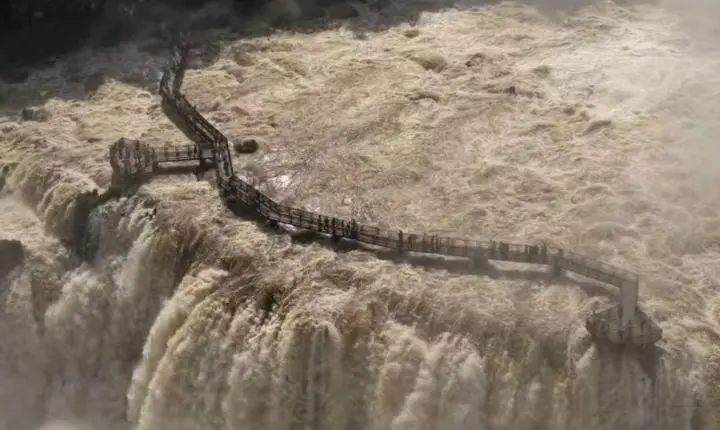 Passarela das Cataratas do Iguaçu é interditada devido ao aumento do volume de água