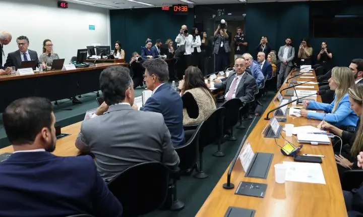 Pedido de vista adia votação da PEC que visa encerrar escala 6x1