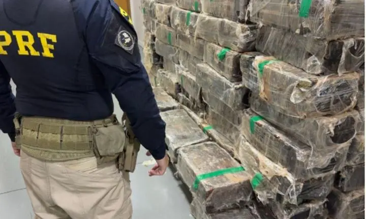 PRF apreende 2 toneladas de maconha escondidas em baú de um caminhão na BR-369, no Paraná