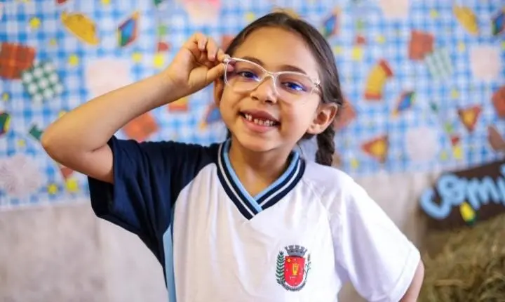 Programa ‘Olhando para o Futuro’ entrega mil óculos a alunos em Maringá