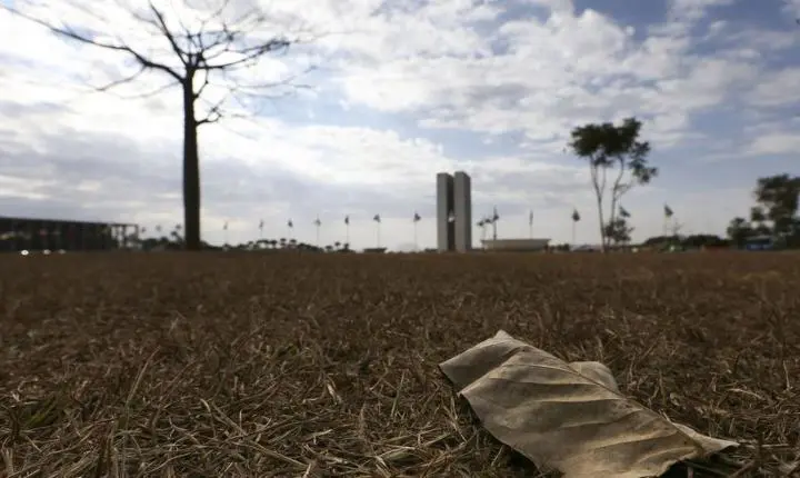 Previsão do tempo alerta para temporais no Sul e calor forte pelo país