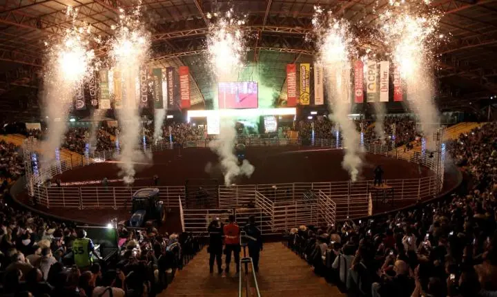 Rodeio da Expoingá 2026 abre com arena lotada e espetáculo de alto nível em Maringá