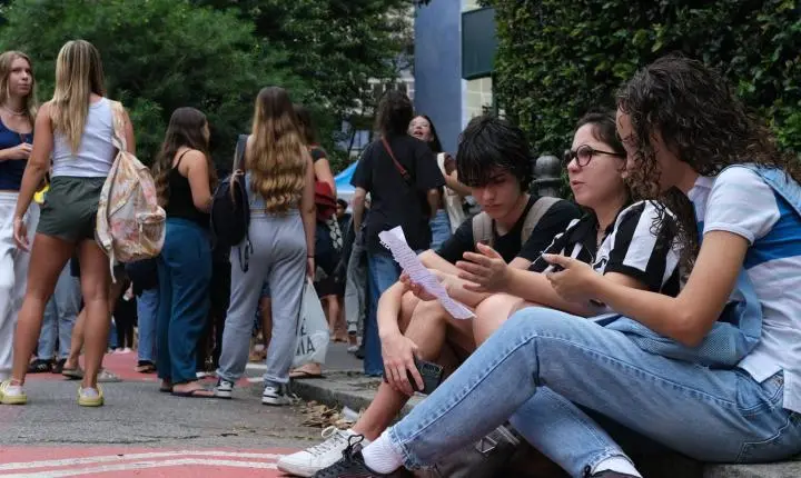 Saeb 2025: Brasil retoma nível pré-pandemia, mas matemática preocupa