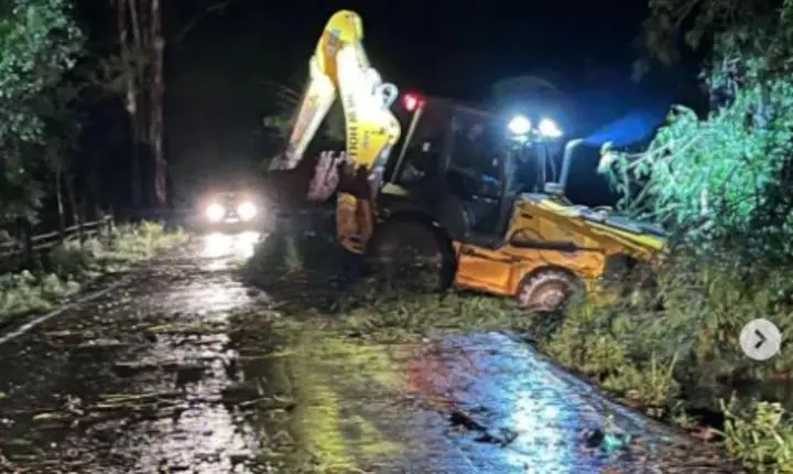 TEMPESTADE DEVASTADORA: Ciclone traz ventos de 100 km/h, arremessa carros e deixa cidades do Paraná sem água e luz