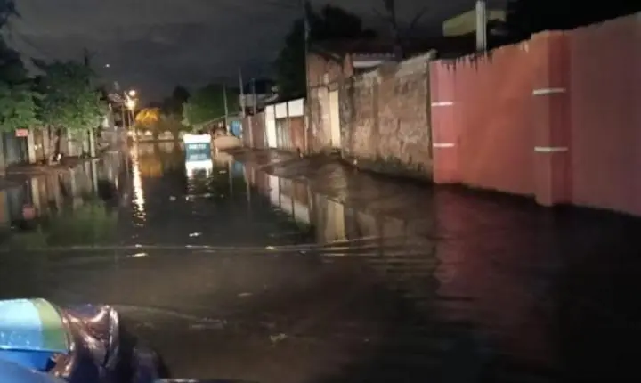 Temporal deixa desabrigados e estragos no PR; Inmet e Simepar alertam para tempestades