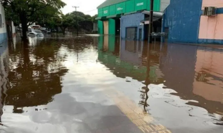 Temporal deixa desabrigados e estragos no PR; Inmet e Simepar alertam para tempestades