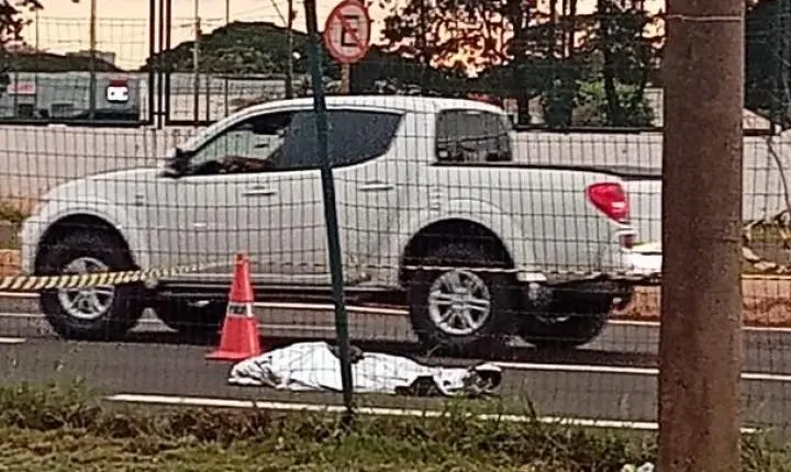 Trabalhador morre atropelado na Avenida Colombo, em Maringá; motorista abandona carro e foge sem prestar socorro