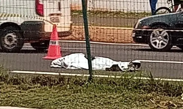 Trabalhador morre atropelado na Avenida Colombo, em Maringá; motorista abandona carro e foge sem prestar socorro