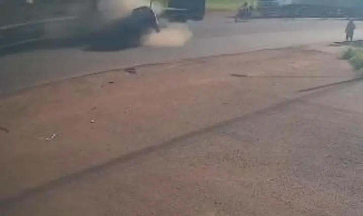 TRAGÉDIA NO CONTORNO SUL: Motorista fica preso às ferragens em colisão devastadora entre carreta e Saveiro